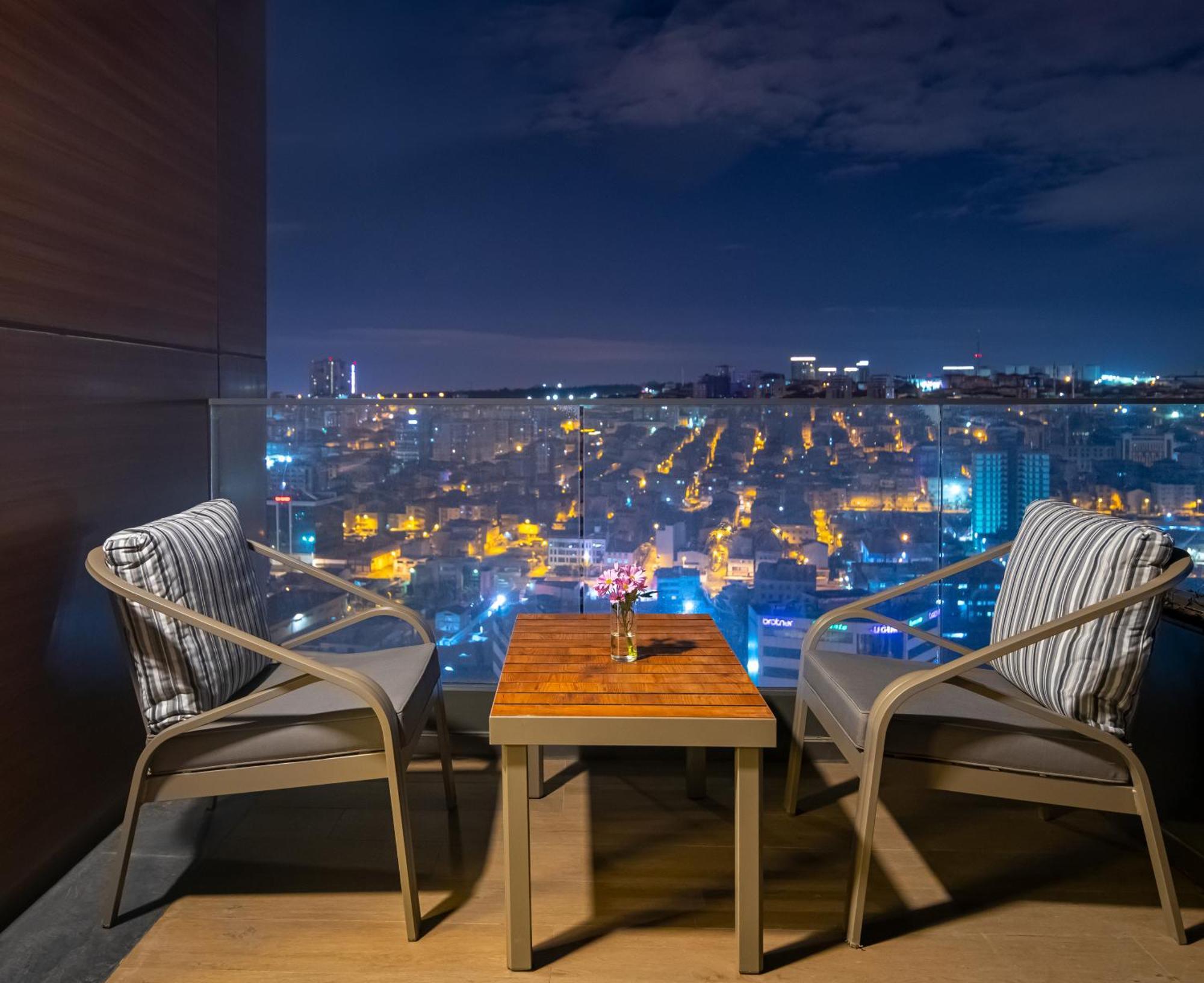 מלון Movenpick Living Istanbul West מראה חיצוני תמונה View from the balcony of a suite